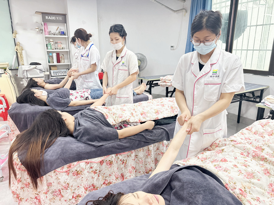 手臂按摩的好處，廣西美容美體教學(xué)