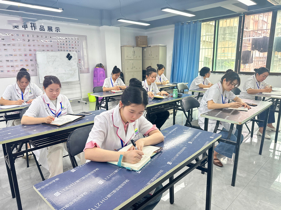 南寧學(xué)美容去哪學(xué)？麗竹學(xué)校美容專(zhuān)業(yè)歡迎您