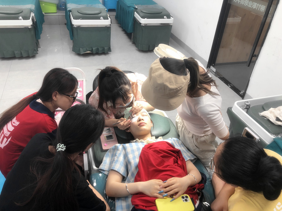 讓美睫保持時間長的技巧，學(xué)美睫從零開始
