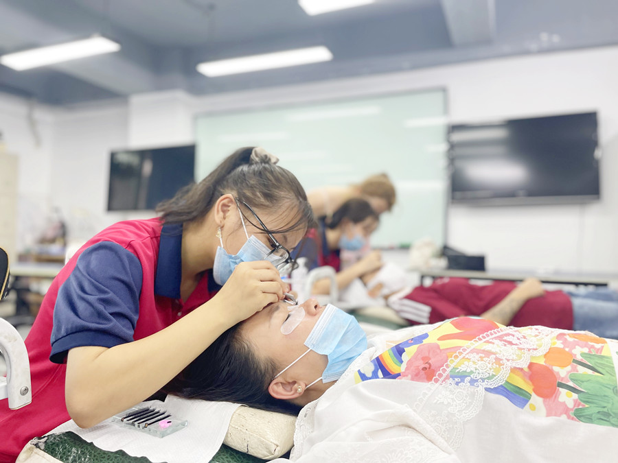 如何成為高價美睫師？南寧美睫學(xué)校排行分享技巧