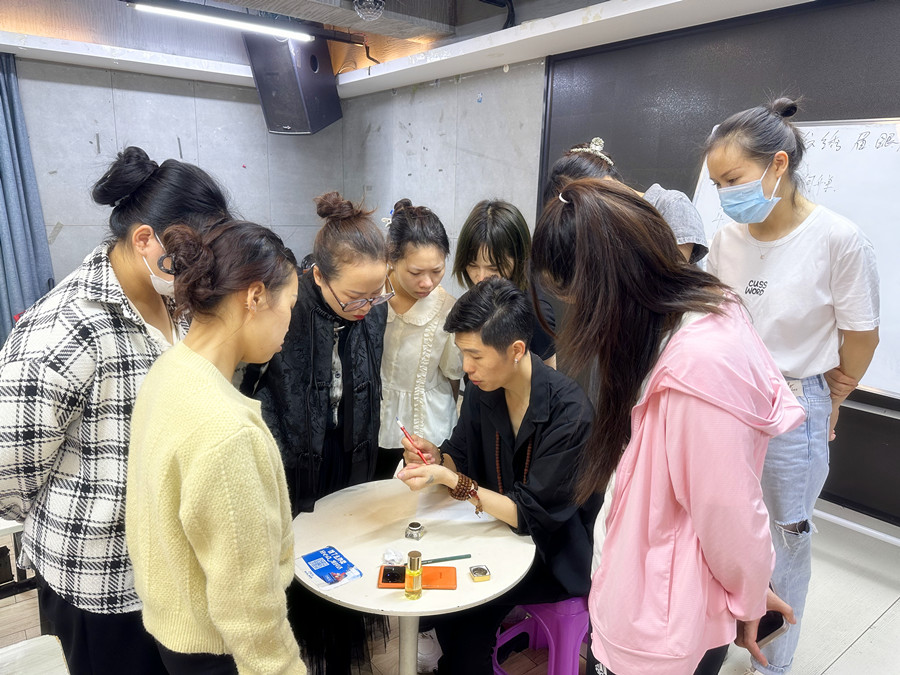 薄唇和厚唇的調(diào)整方法，廣西紋繡進(jìn)修深造培訓(xùn)?