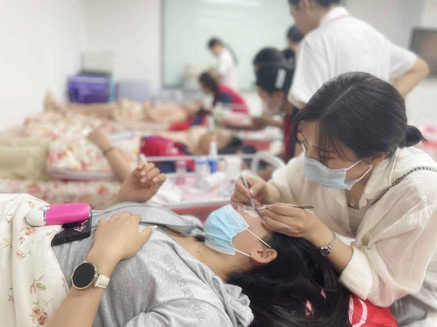 嫁接美睫后如何修補(bǔ)？南寧美睫教學(xué)