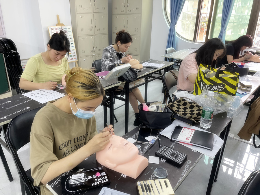 睫毛的基礎知識，南寧美甲培訓正規(guī)講解