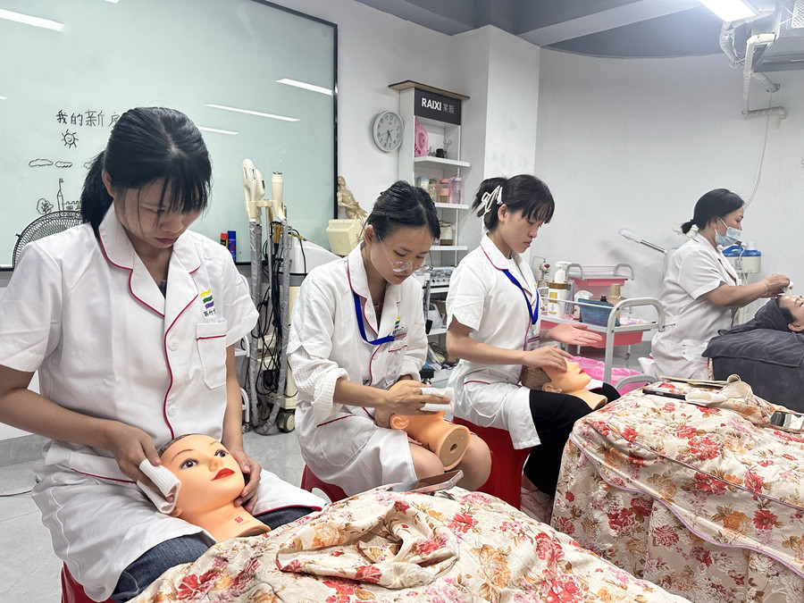美容新手用假頭模練習(xí)的好處，學(xué)美容0基礎(chǔ)