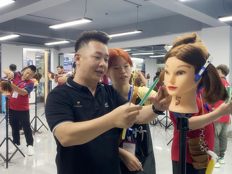 南寧美發(fā)女士精剪學(xué)員操作，南寧美發(fā)訓(xùn)練