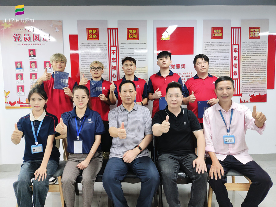 廣西美發(fā)學(xué)校畢業(yè)，校長頒發(fā)證書寄祝福
