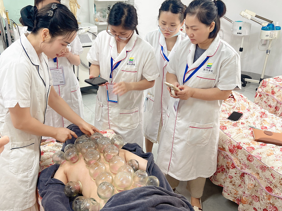 廣西美容真人實(shí)操，解鎖背部拔罐新技能