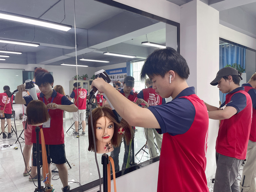 洗完頭應不應該包頭發(fā)？廣西美發(fā)教學