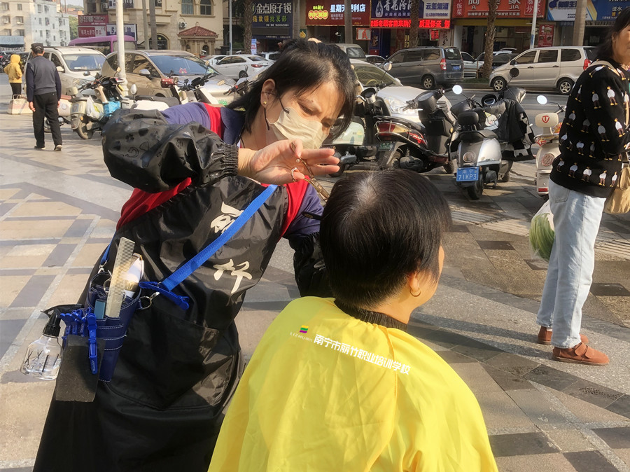 南寧剪發(fā)培訓：新手如何挑選美發(fā)剪刀？