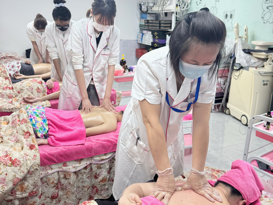 肩胛骨按摩真人實操，南寧美容培訓(xùn)練習(xí)